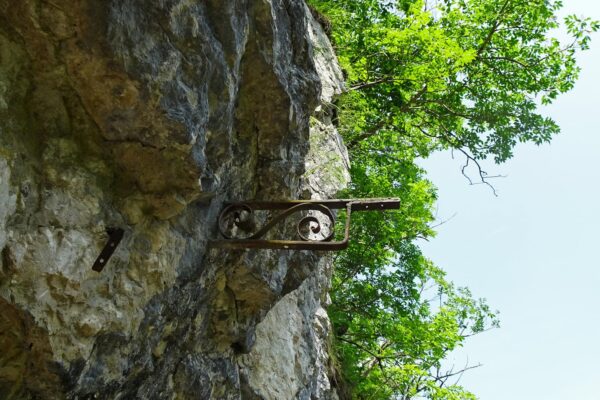 Historic telephone cable support at Fort Hermann Telephone cable holder at Fort Hermann